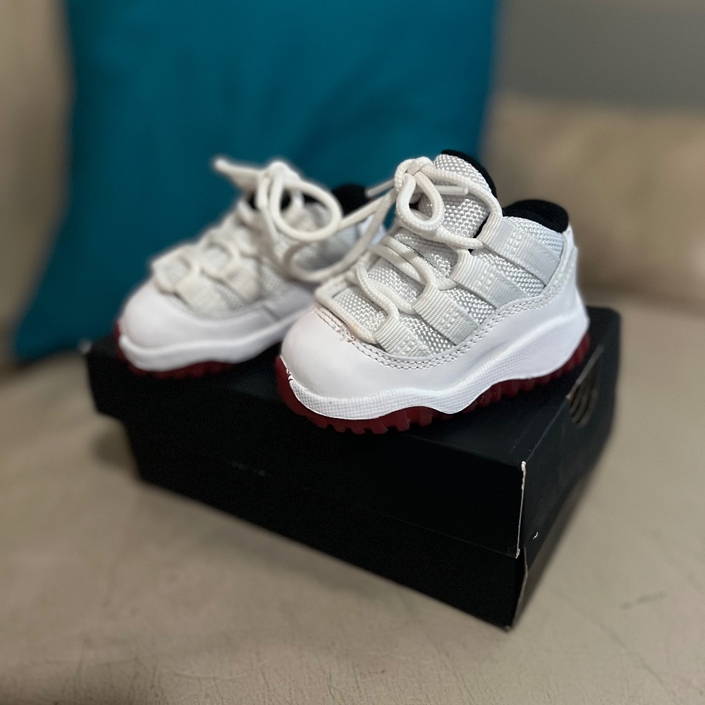 2C Baby Air Jordan 11 retro (white/black/red)
